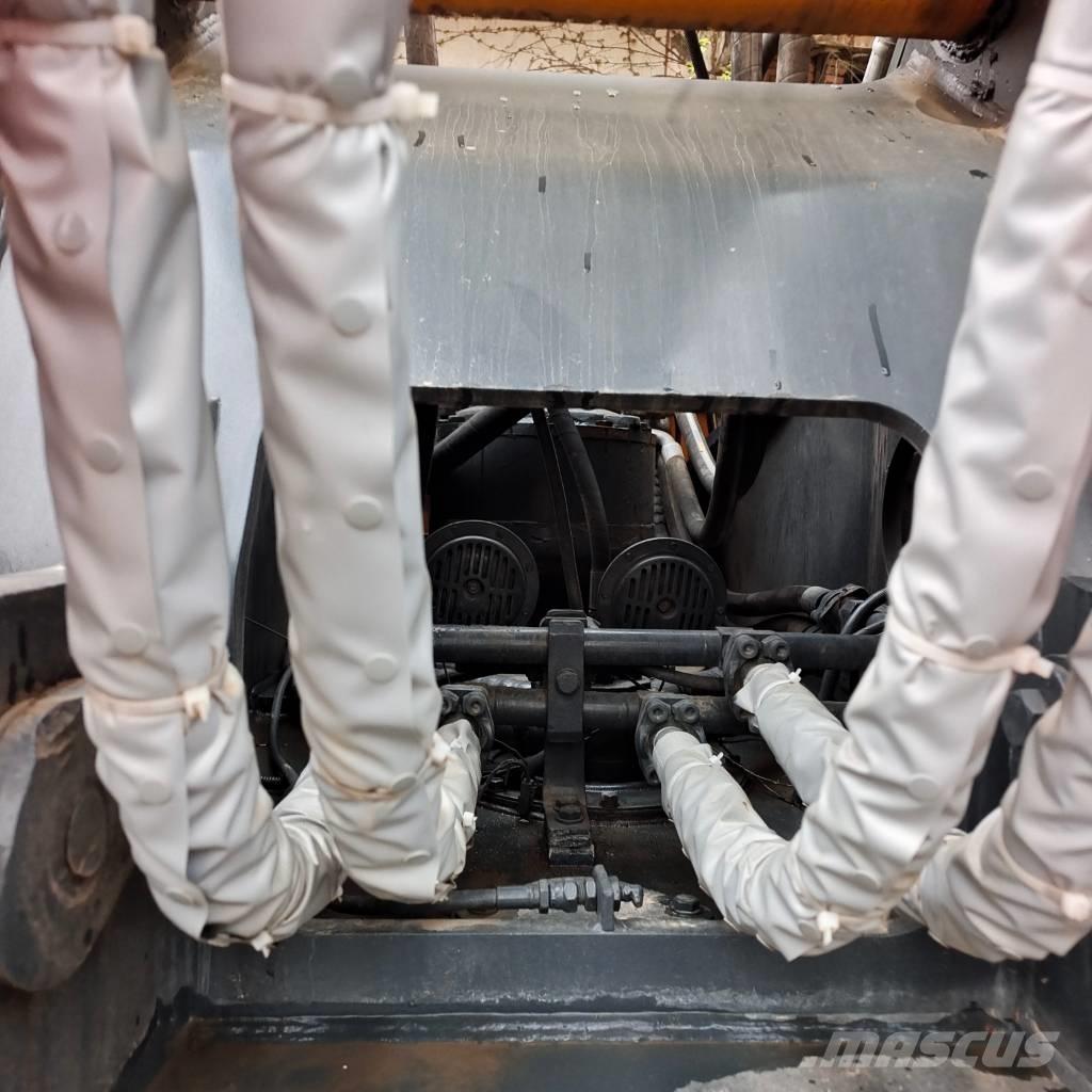 Hyundai 305 LC Гусеничні екскаватори