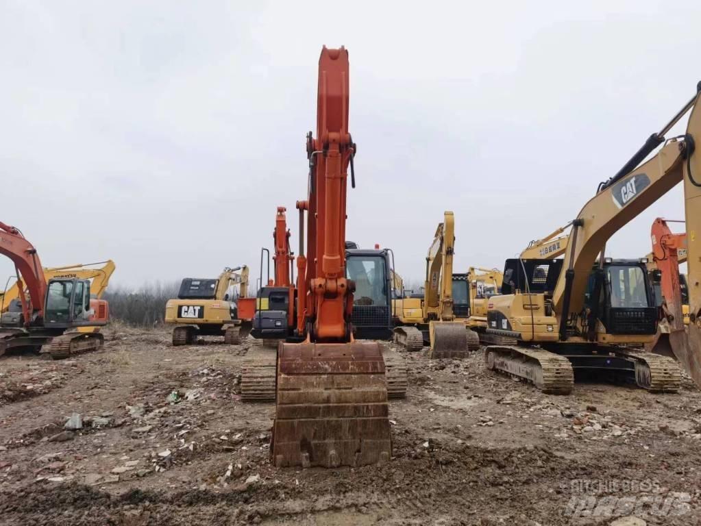 Hitachi ZX 250 Гусеничні екскаватори