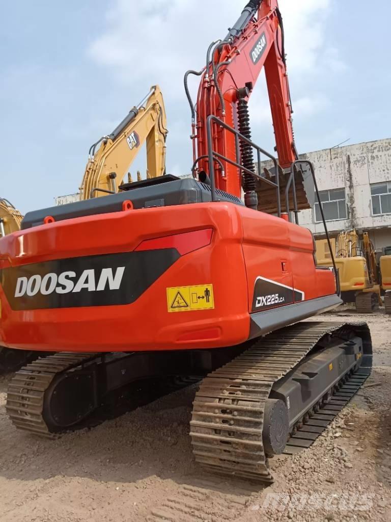 Doosan DX 225 LC Гусеничні екскаватори