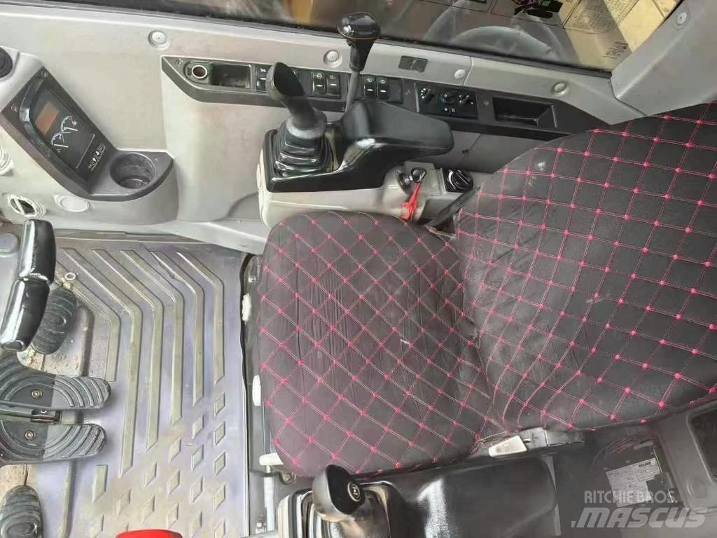 Volvo EC80 Гусеничні екскаватори
