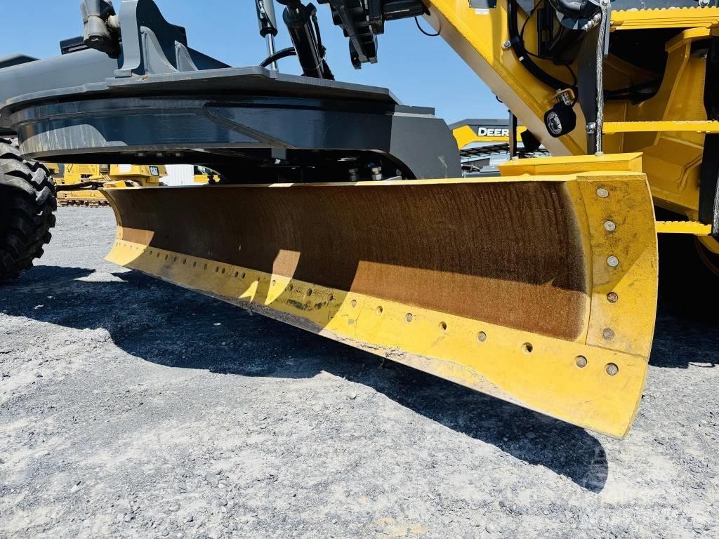 DEERE 672G Грейдери