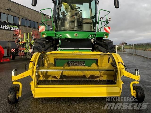 John Deere 8200 i Кормозбиральні комбайни