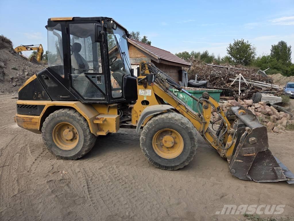 CAT 906 Фронтальні навантажувачі