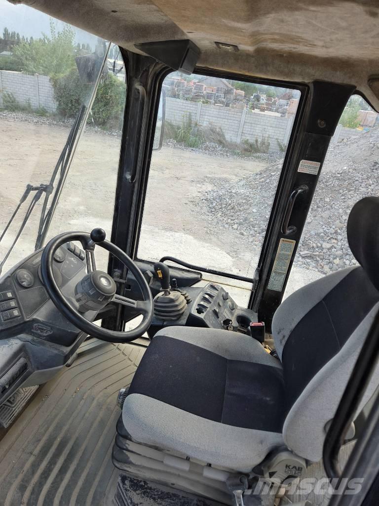 CAT 906 Фронтальні навантажувачі