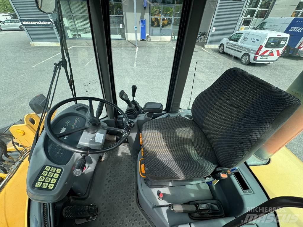 Volvo L 30 B Фронтальні навантажувачі