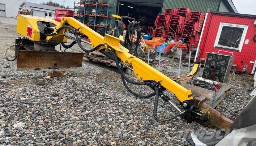 Brokk 330 Гусеничні екскаватори