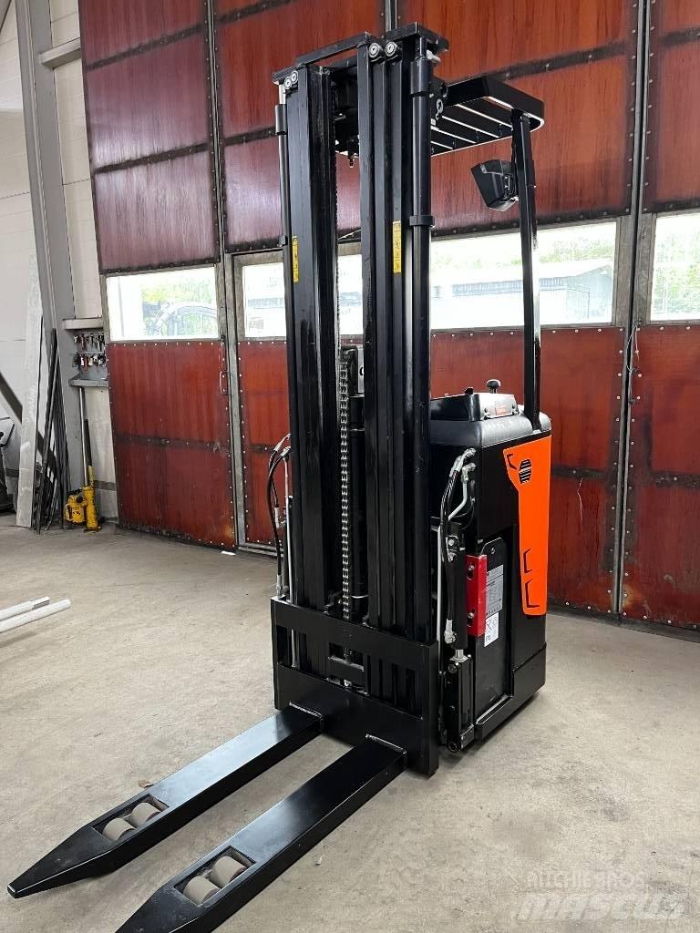Rocla SST 16 AC Самохідні електроштабелери