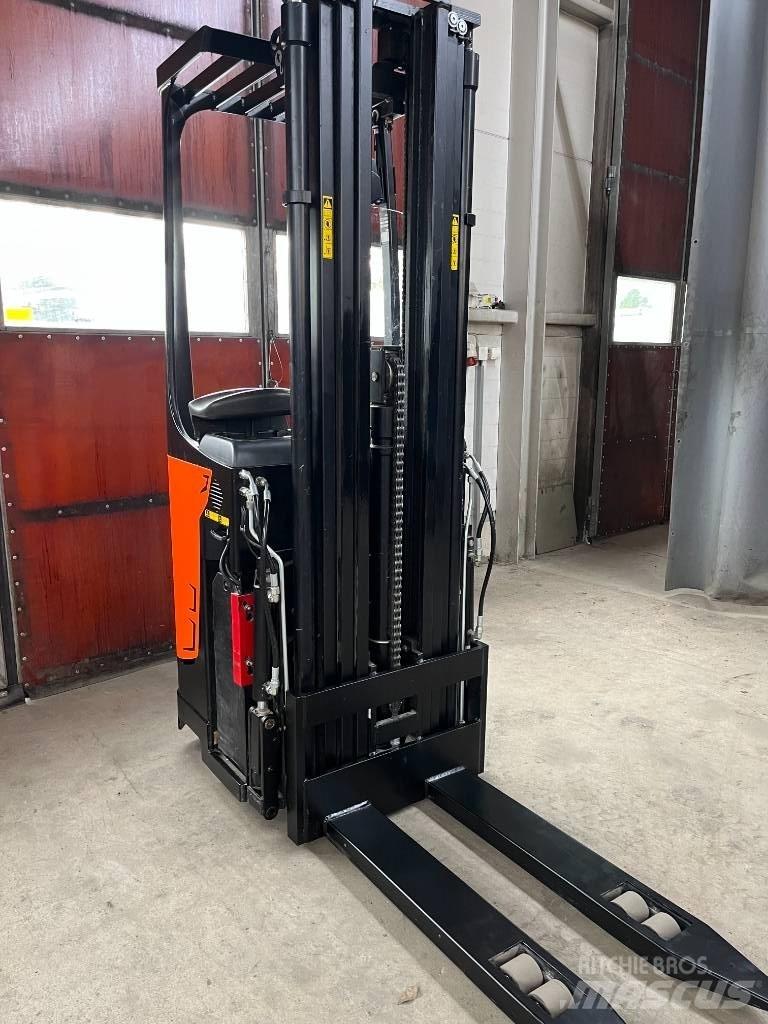 Rocla SST 16 AC Самохідні електроштабелери