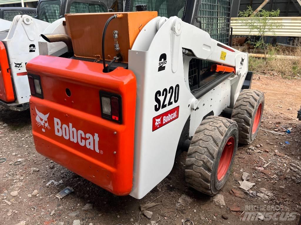 Bobcat S220 Міні-навантажувачі