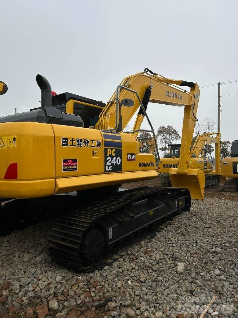Komatsu 240-8 Гусеничні екскаватори