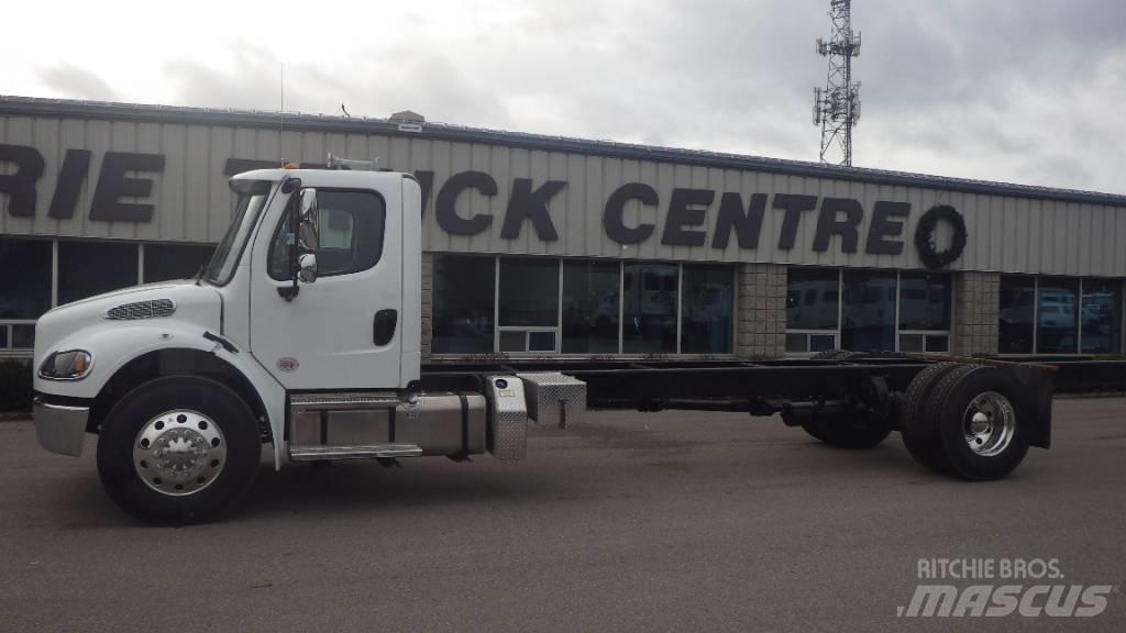 Freightliner M2 106 Шасі з кабіною
