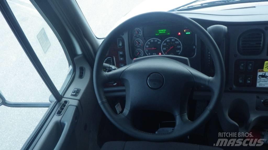 Freightliner M2 106 Шасі з кабіною