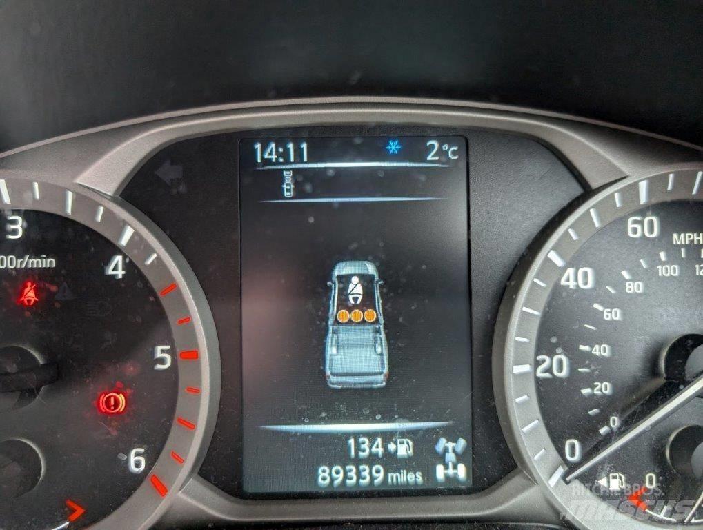 Nissan Navara Пікапи / Бічне розвантаження