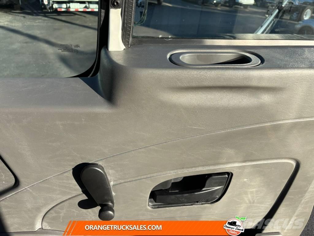 International 4300 Фургони