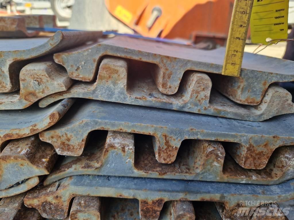 Volvo EC 200 Гусениці
