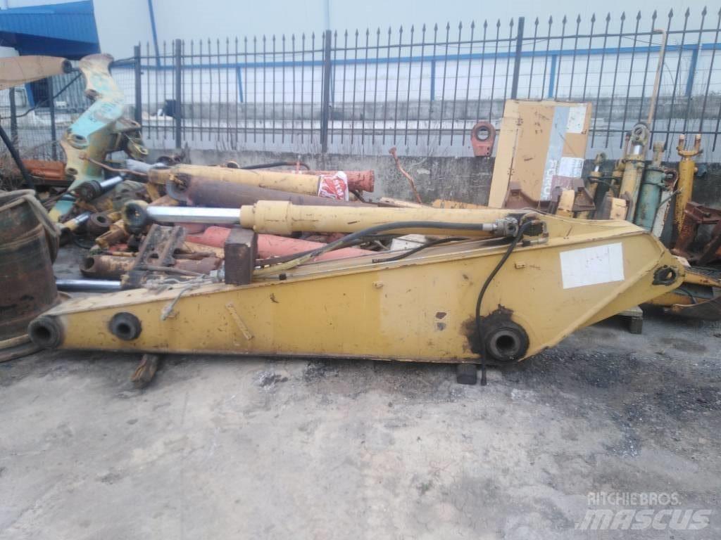 CAT M 318 Шасі