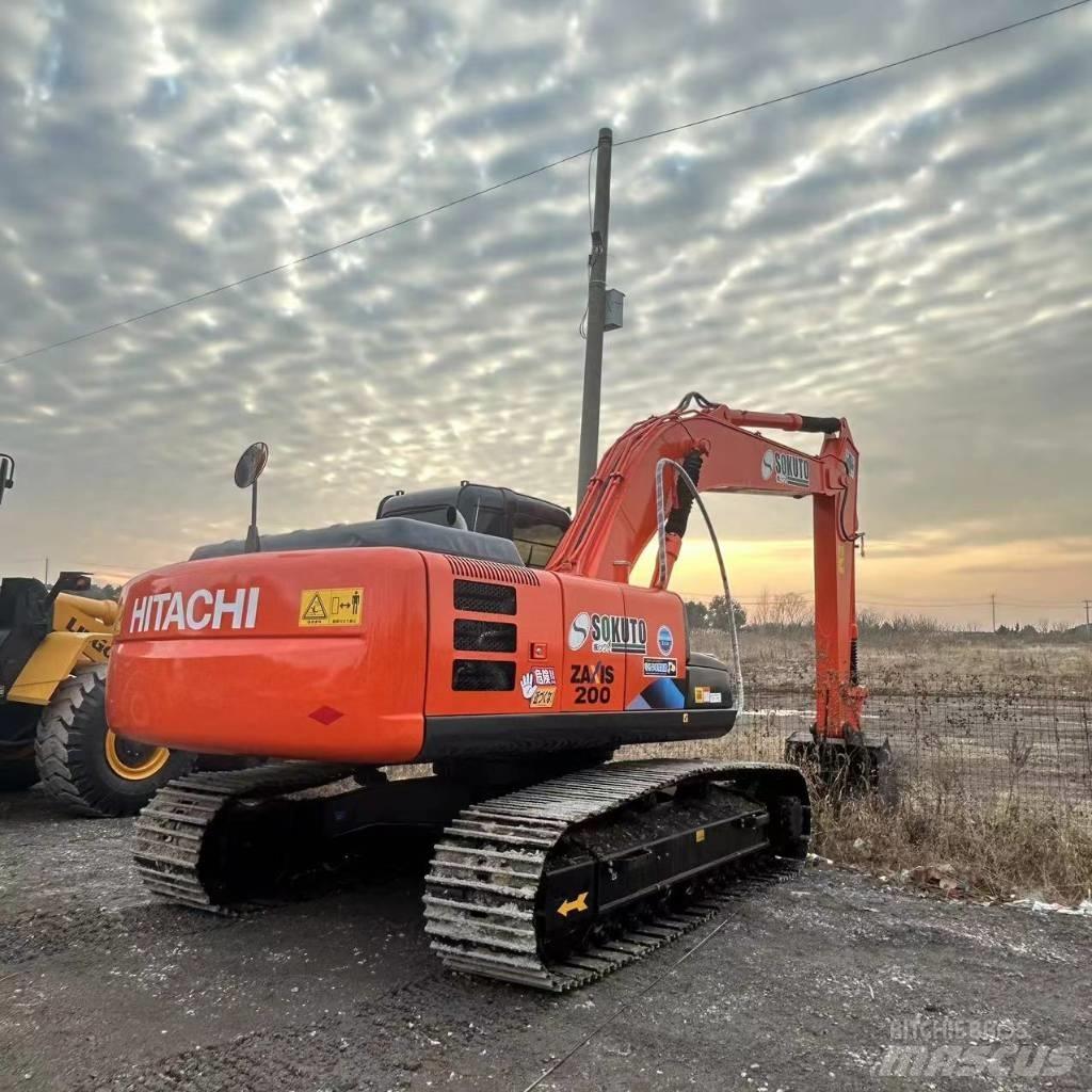 Hitachi ZX 200 Гусеничні екскаватори