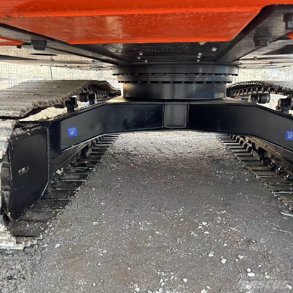 Hitachi ZX 200 Гусеничні екскаватори