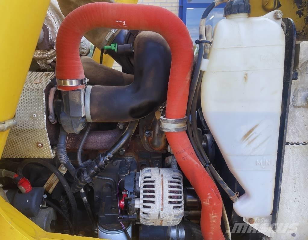 Komatsu WB 93 R-5 Екскаватори-навантажувачі