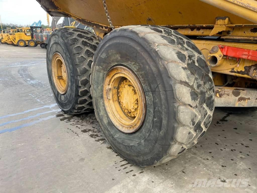 CAT 735 Зчленовані самоскиди
