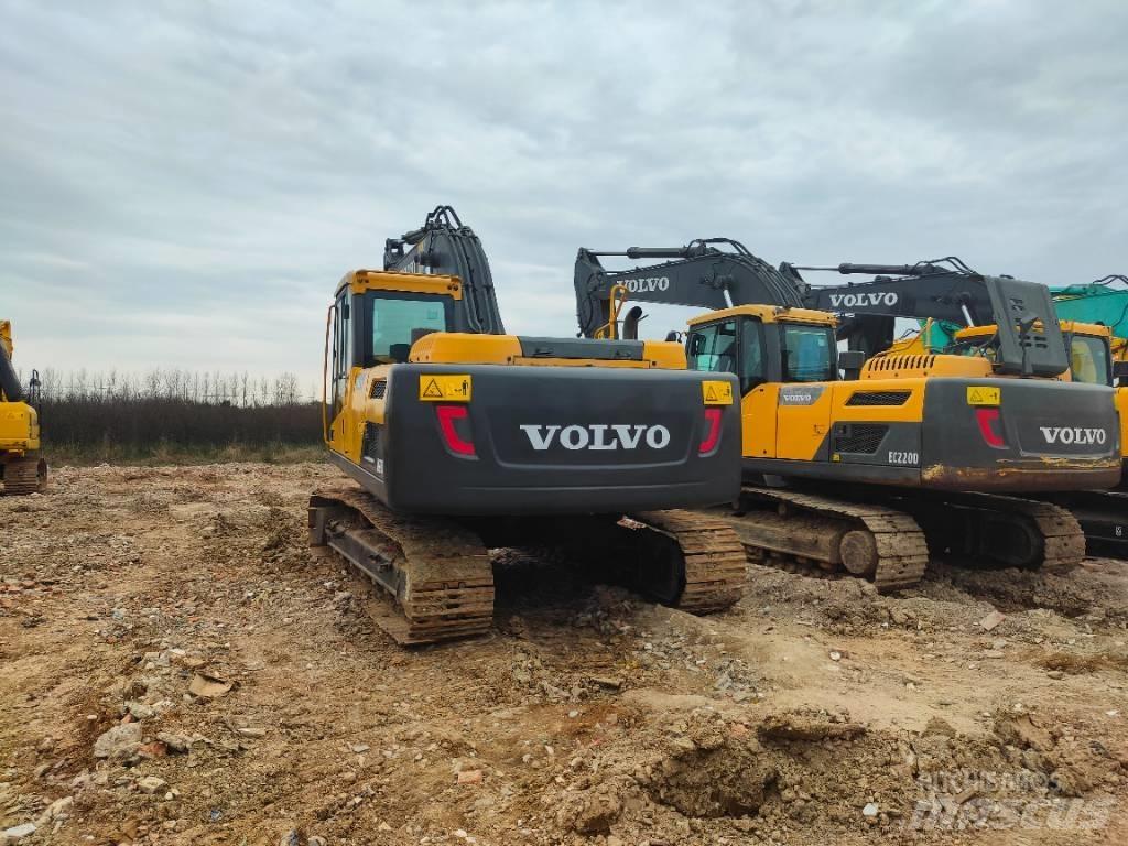 Volvo EC220D Гусеничні екскаватори