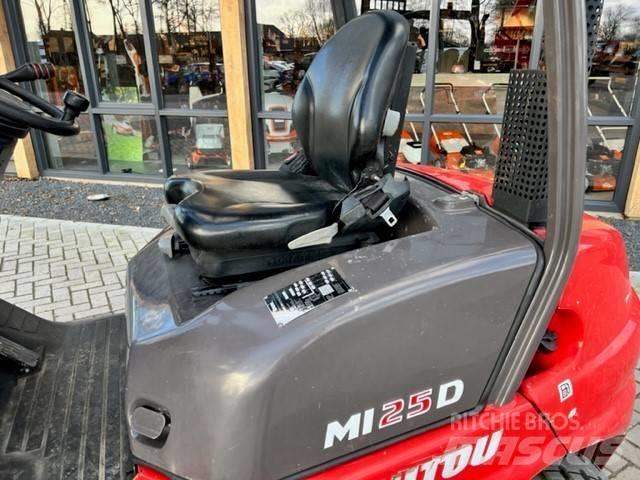 Manitou MI25D Дизельні навантажувачі