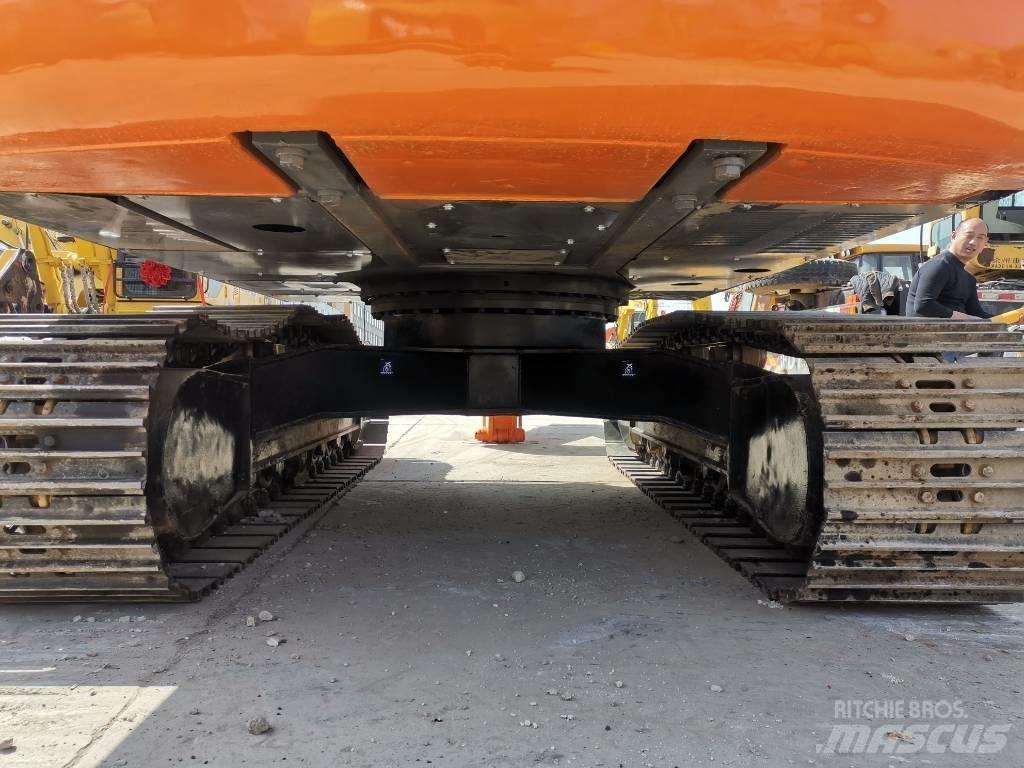 Hitachi ZX 200 Гусеничні екскаватори