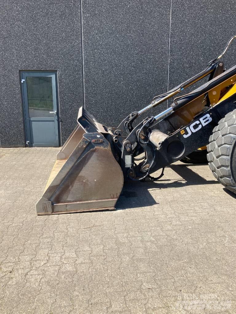 JCB 437 HT HL Фронтальні навантажувачі