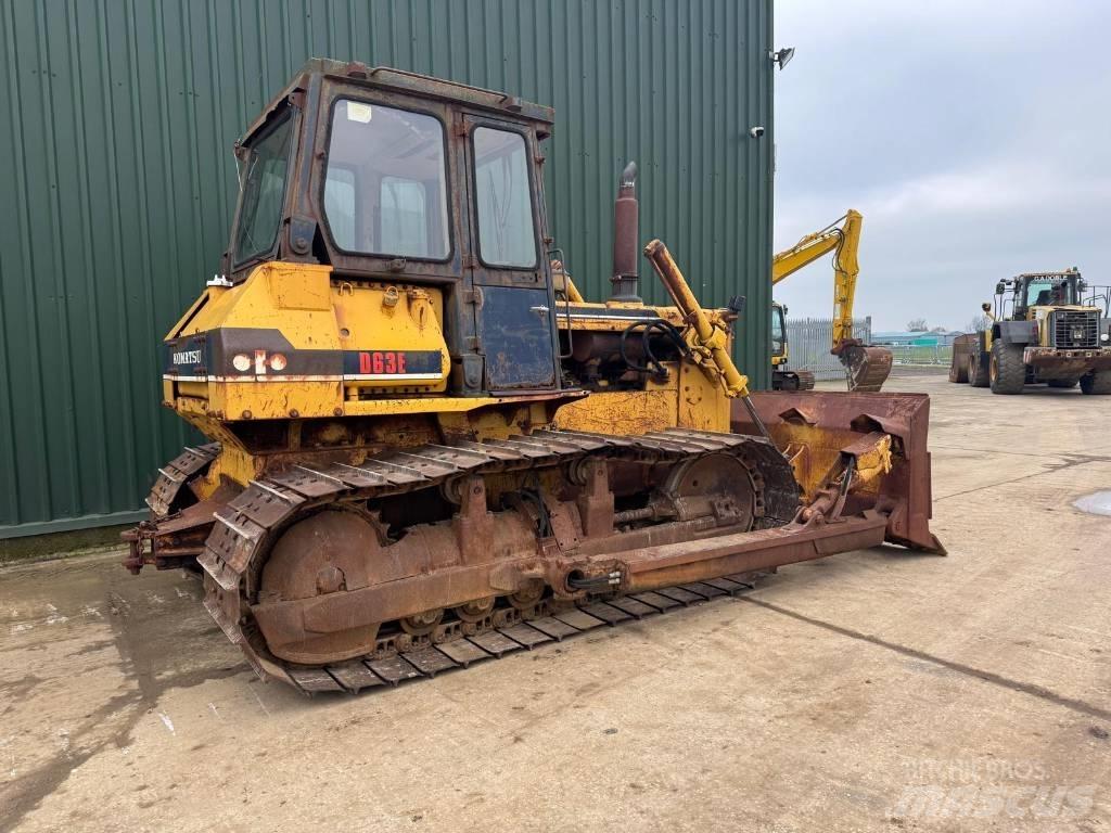 Komatsu D63E-1 Гусеничні бульдозери
