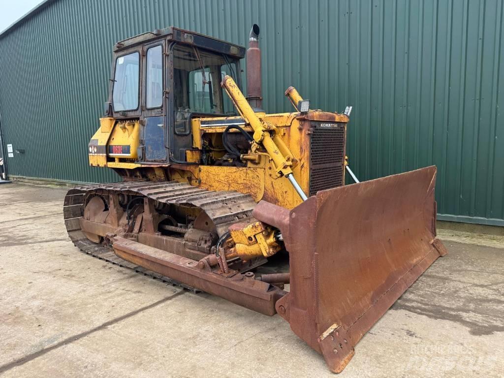 Komatsu D63E-1 Гусеничні бульдозери