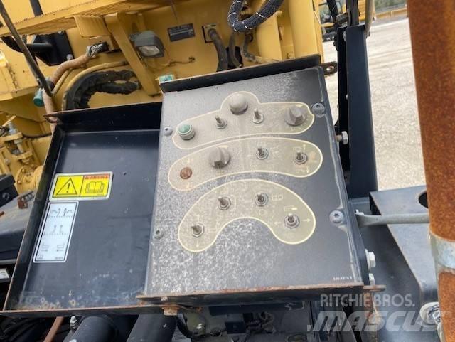 CAT AP1055E Асфальтовкладачі