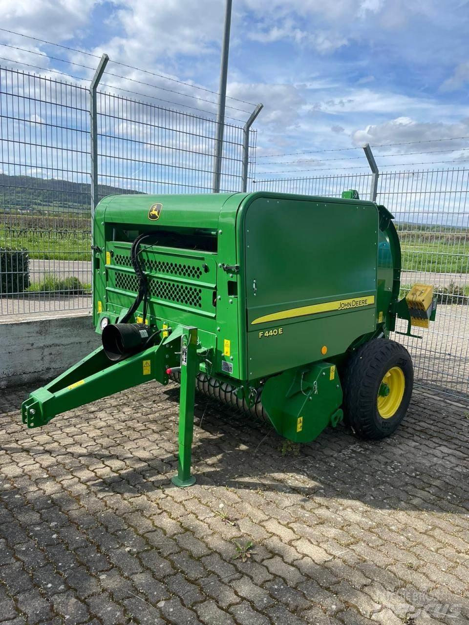 John Deere F440E Рулонні прес-підбирачі