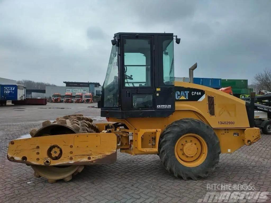CAT CP 44 Грунтові котки