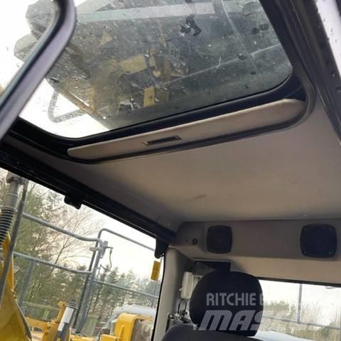 Komatsu PC210 LCI - 10 Трактори