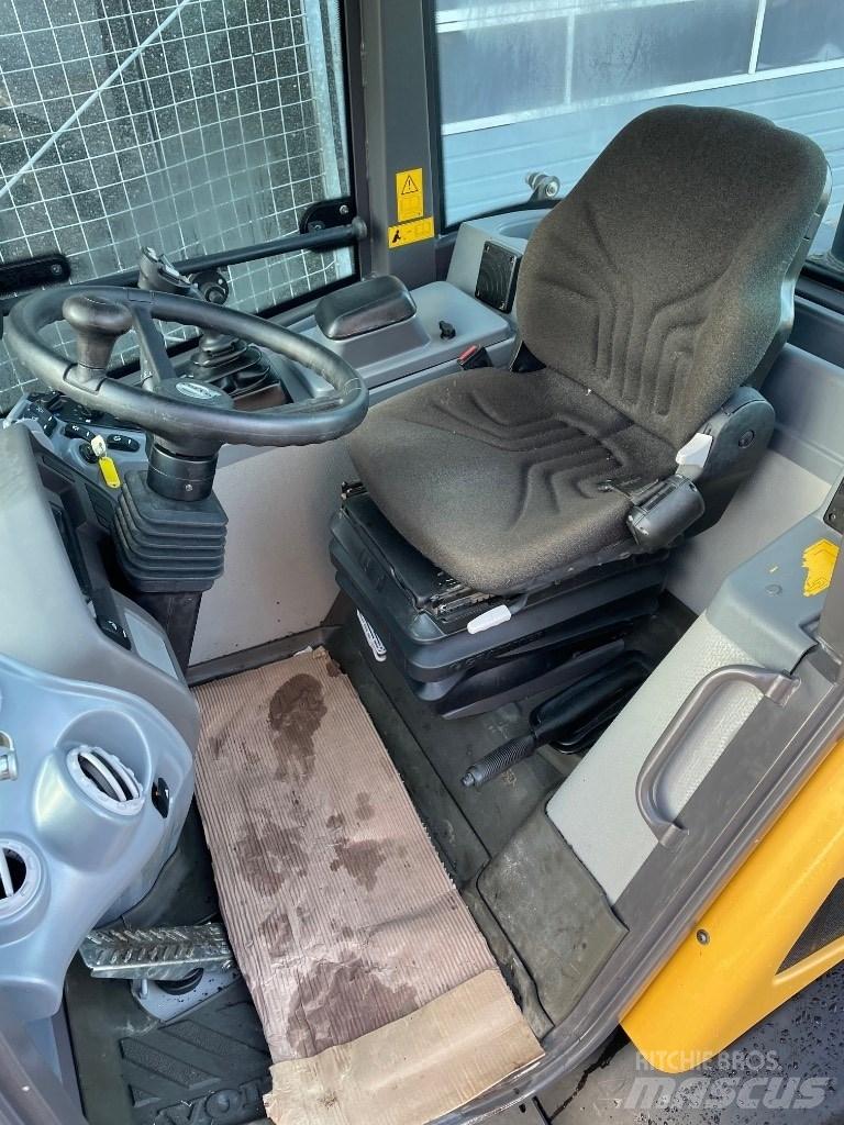 Volvo L28F Малі навантажувачі