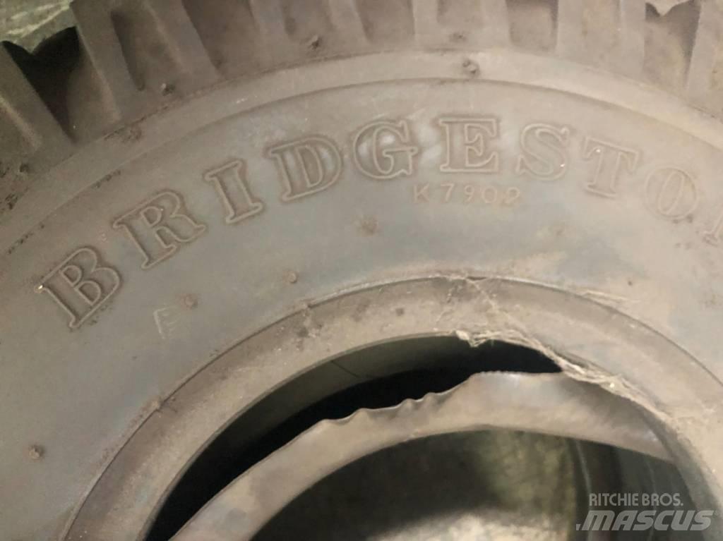 Bridgestone 21x8-9 Шини