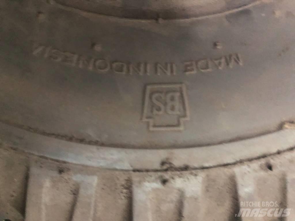 Bridgestone 21x8-9 Шини