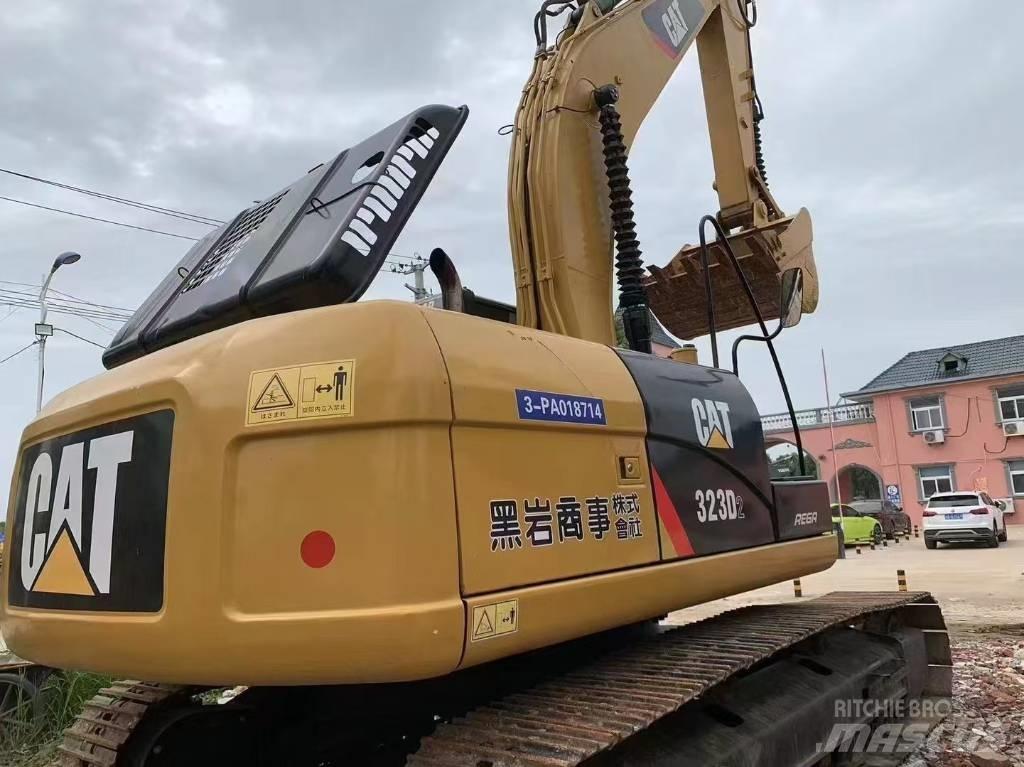 CAT 323 D L Гусеничні екскаватори