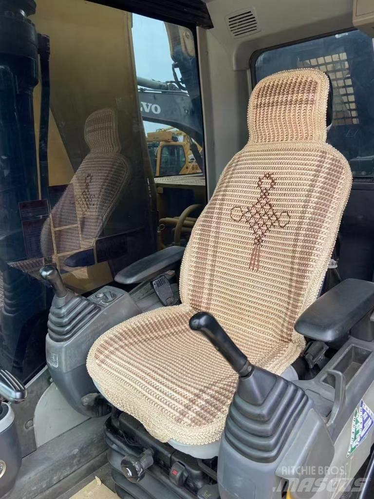 CAT 323 D L Гусеничні екскаватори