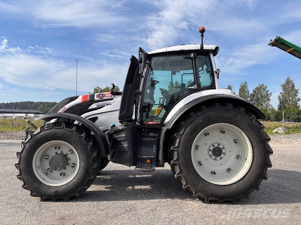 Valtra T215 Versu Трактори