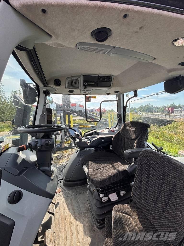 Valtra T215 Versu Трактори