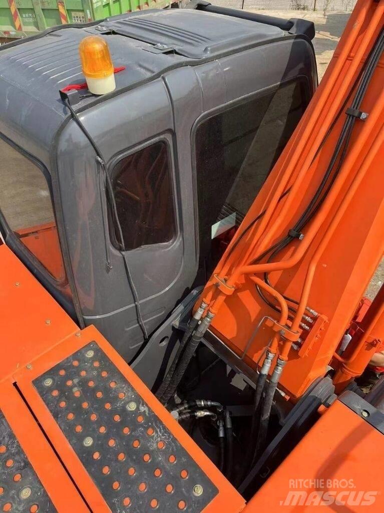 Hitachi ZX 200 Гусеничні екскаватори