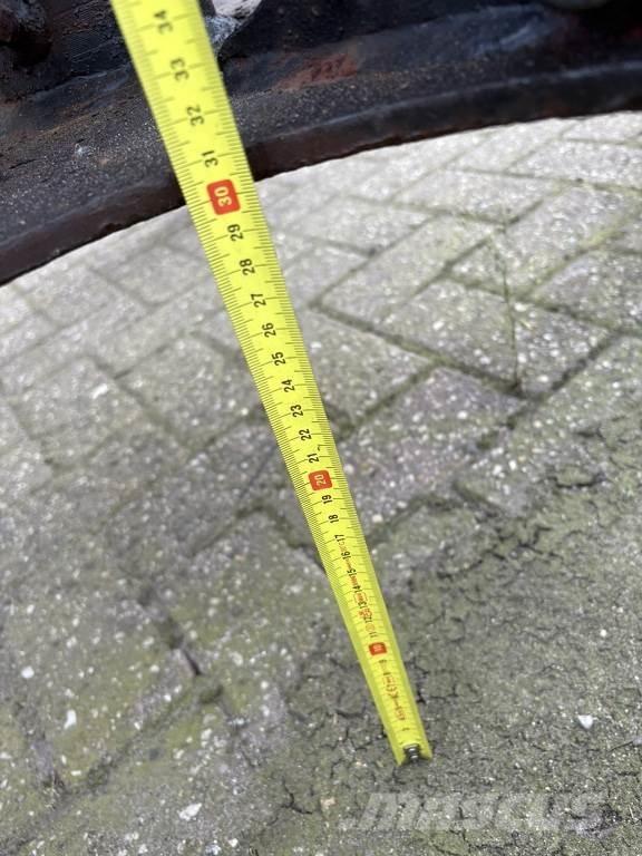 Manitou jip Телескопічні навантажувачі