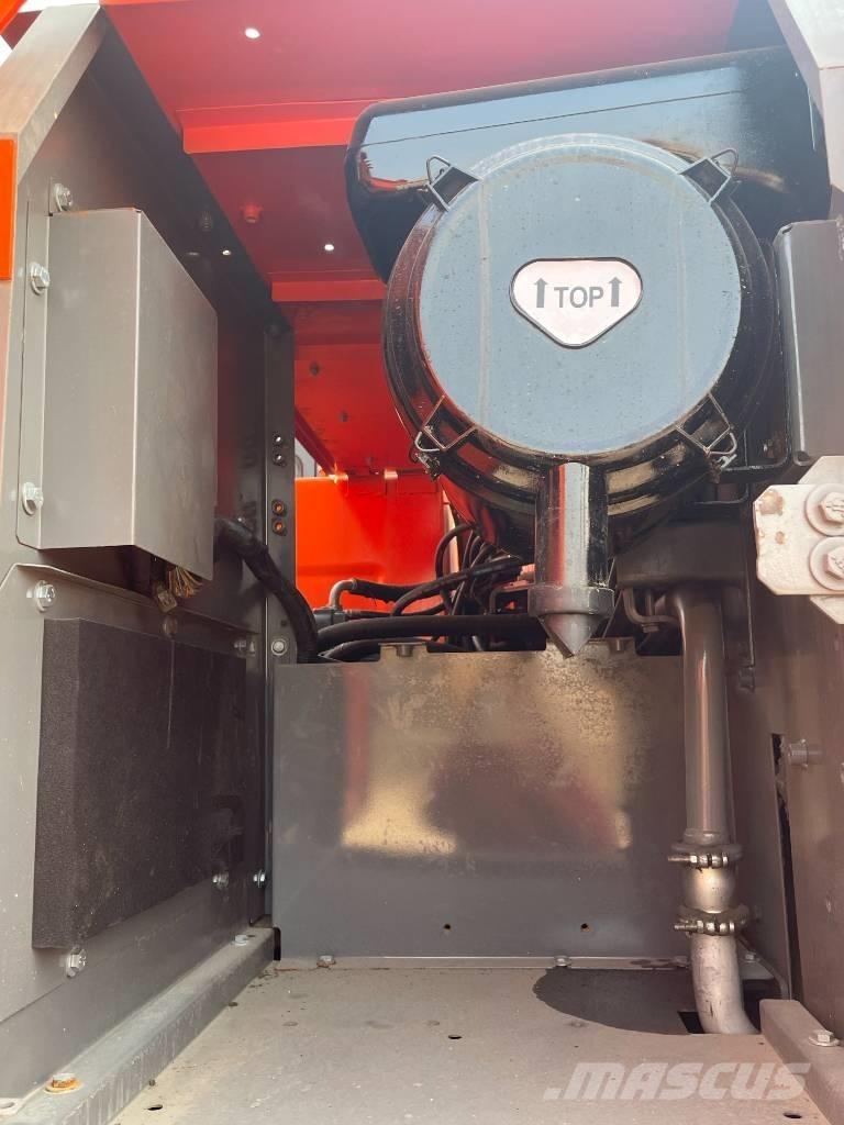 Hitachi ZX 210 Гусеничні екскаватори