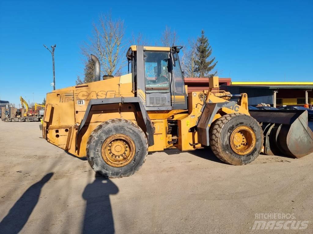 CASE 821 C Фронтальні навантажувачі
