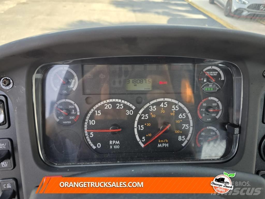 Freightliner M2 106 Шасі з кабіною