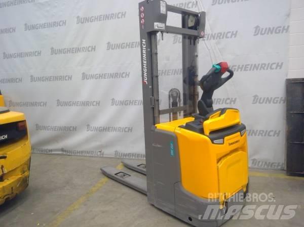Jungheinrich ERC 212 Самохідні електроштабелери