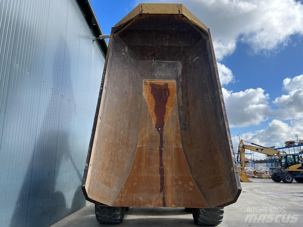 CAT 735B Зчленовані самоскиди