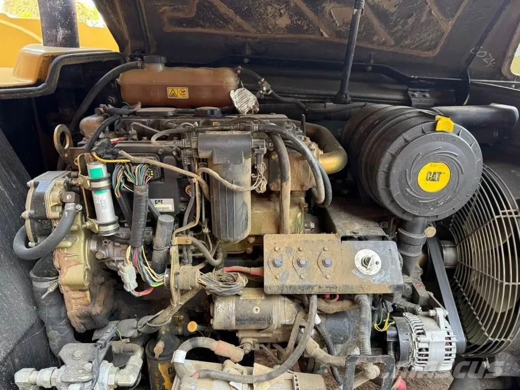 CAT TH 330 B Телескопічні навантажувачі