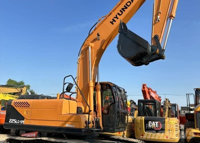 Hyundai 225 Гусеничні екскаватори